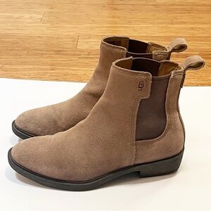 UGG Brown Suede Chelsea Boots Pull-On Elastic Side Water-Resistant. Size 8.5